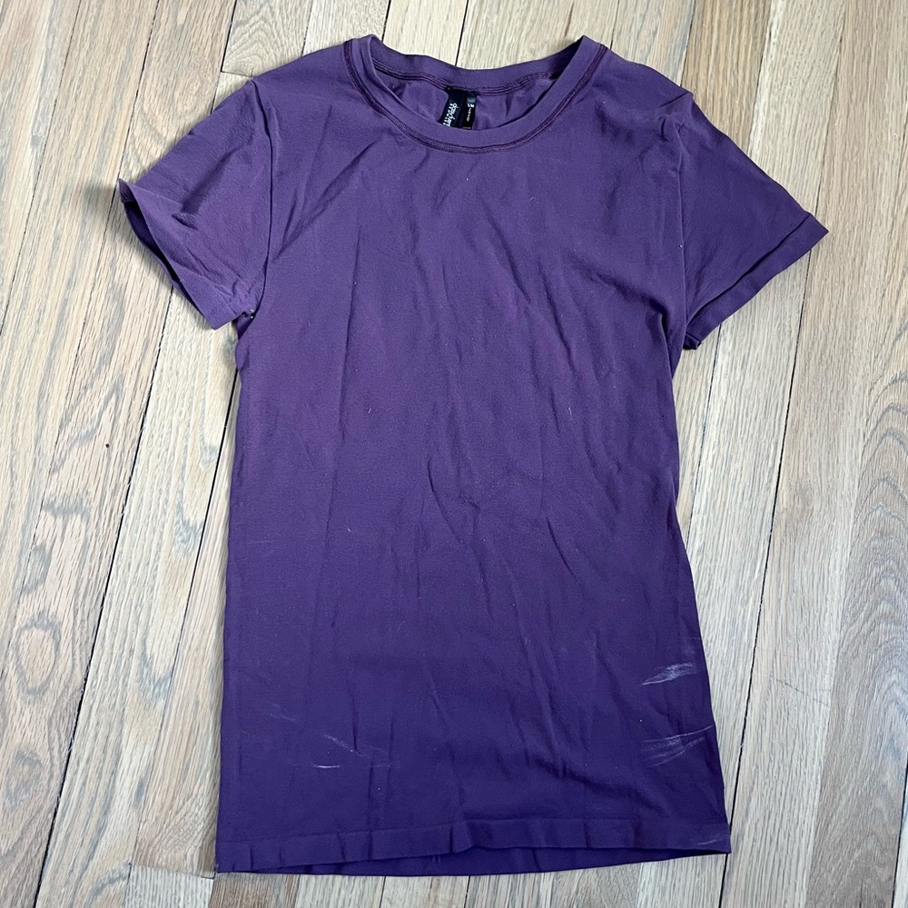 Daisy Fuentes Purple Seamless Stretchy Top. Size S/M.
